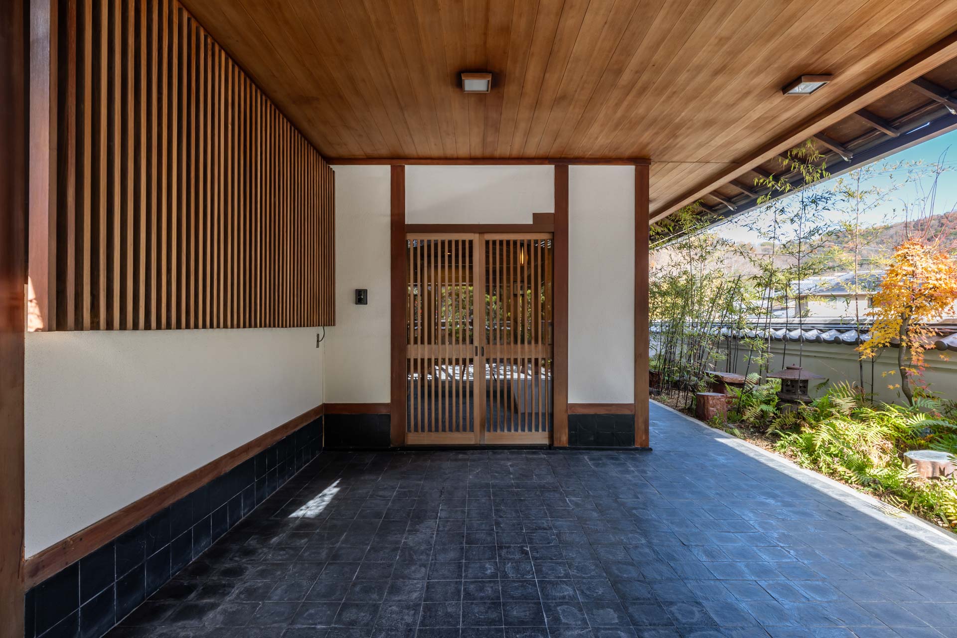 チェックインまでの流れ 4：渡り廊下から玄関へ